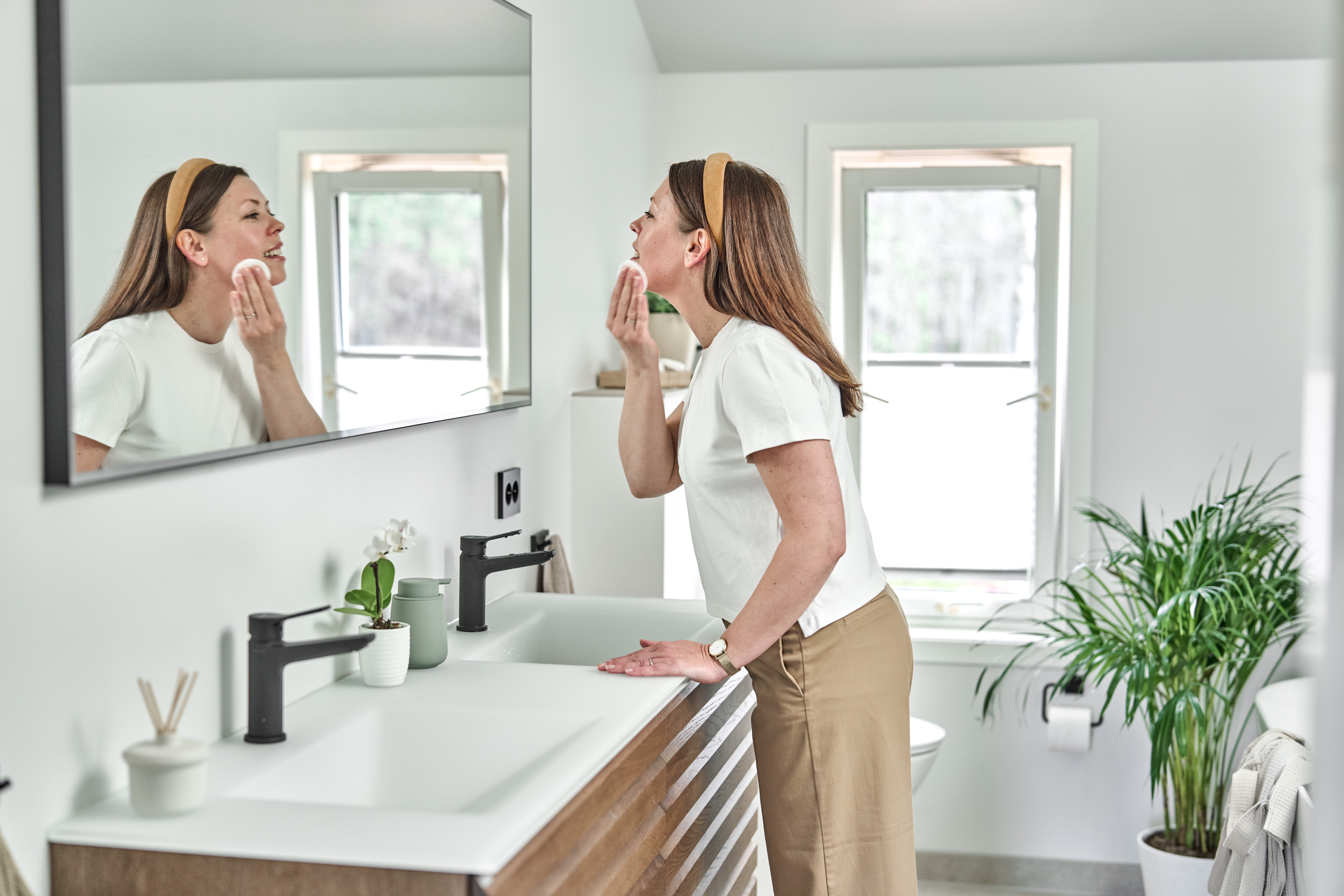 Dame foran speilet på et nyoppusset bad